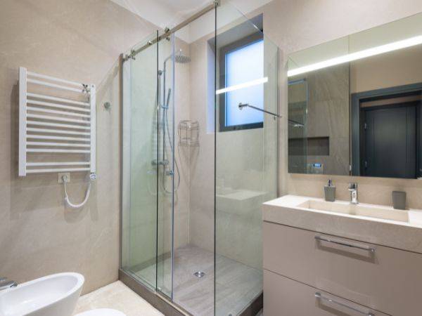 Nowoczesna kabina prysznicowa z brodzikiem - komfort i styl w Twojej łazience