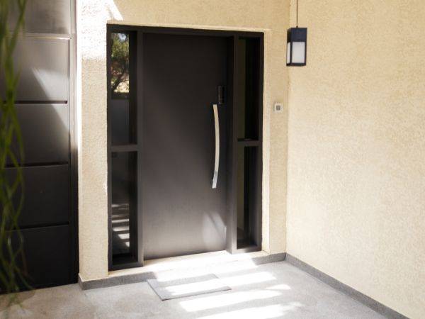 Drzwi stalowe - niezawodne rozwiązanie dla bezpieczeństwa i trwałości budynków